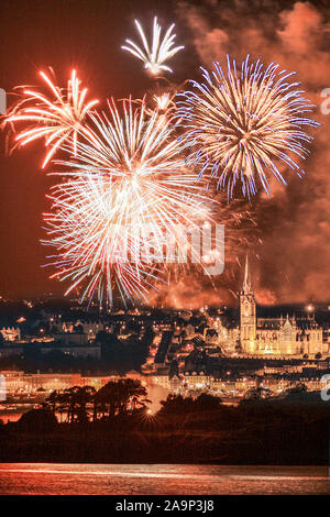 Cobh, Cork, Irlande. 14 août, 2005. Le rapport annuel d'artifice à la fin de la Régate Peuples Cobh vus de Crosshaven le dimanche soir. Banque D'Images