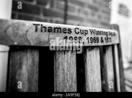 Henley. Berks, Royaume-Uni, 2017 Régate des femmes de Henley, banc en bois gravé, Leander Club, Henley atteindre. Tamise, Dimanche 18/06/2017, [crédit obligatoire Peter SPURRIER/Intersport Images] Banque D'Images