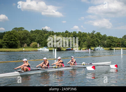 Henley. Berks, Royaume-Uni. St Paul's School Juniors women's JW4 +, à la compétition de la Henley 2017 Régate des femmes". De l'aviron sur Henley, portée. Tamise. Dimanche 18/06/2017 [crédit obligatoire Peter SPURRIER/Intersport Images] Banque D'Images