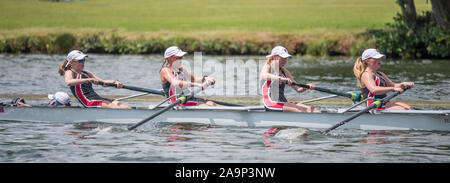 Henley. Berks, Royaume-Uni. St Paul's School Juniors women's JW4 +, à la compétition de la Henley 2017 Régate des femmes". De l'aviron sur Henley, portée. Tamise. Dimanche 18/06/2017 [crédit obligatoire Peter SPURRIER/Intersport Images] Banque D'Images