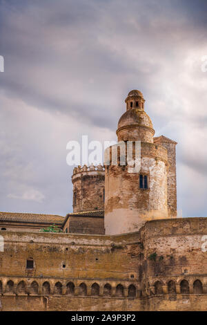 Tour Médiévale vertical avec ciel dramatique au château de Vasto - Abruzzes - Italie Banque D'Images