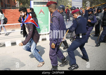 Katmandou, Népal. 17 novembre, 2019. Le personnel de la police népalaise chase étudiants après qu'ils protestaient contre l'Inde est mise à jour une carte politique qui comprend Kalapani région dans le cadre de territoire indien à l'extérieur de l'ambassade de l'Inde à Katmandou, Népal le dimanche, Novembre 17, 2019. Credit : Skanda Gautam/ZUMA/Alamy Fil Live News Banque D'Images