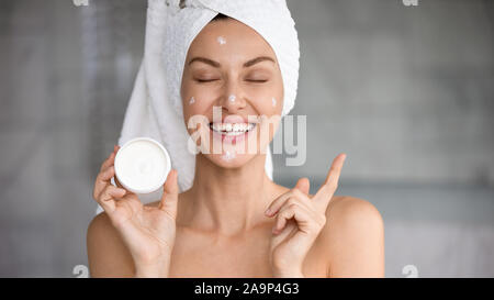 Funny attractive woman hold point pot de crème à copy space Banque D'Images