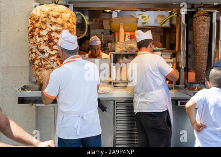 Istanbul, Turquie - Août-01.2019 : situé dans l'Istanbul Taksim est le kebab boutiques .Taki lieu qui attire beaucoup de touristes. Célèbre pour ses Banque D'Images