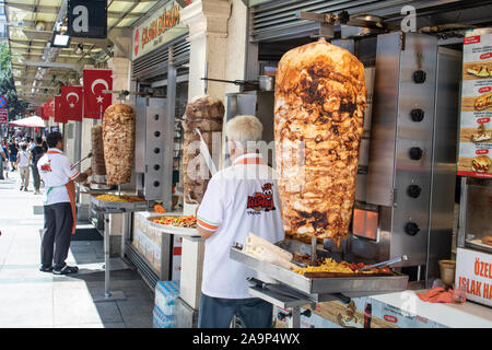 Istanbul, Turquie - Août-01.2019 : situé dans l'Istanbul Taksim est le kebab boutiques .Taki lieu qui attire beaucoup de touristes. Célèbre pour ses Banque D'Images