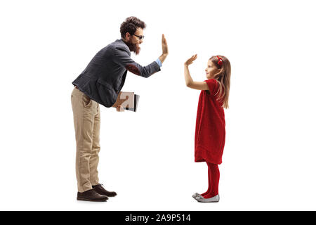 Profil de pleine longueur tourné d'un homme barbu holding books et gesticulant des cinq avec une petite fille isolée sur fond blanc Banque D'Images