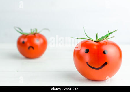 Différentes émotions sur les tomates. La joie. La colère tristesse désespoir Banque D'Images