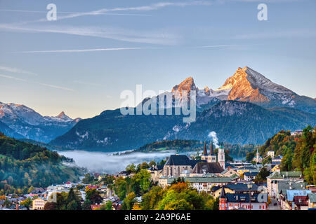 La ville de Berchtesgaden et le Mont Watzmann dans les Alpes bavaroises Banque D'Images