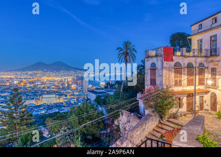 Vue depuis le quartier Vomero au centre-ville de Naples en Italie pendant la nuit Banque D'Images