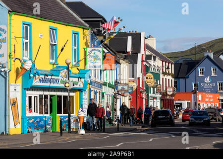 Bâtiments colorés, cafés, pubs, boutiques en ville côtière de Dingle, Kerry, Irlande Banque D'Images
