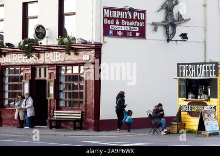 Bâtiments colorés, cafés, pubs, boutiques en ville côtière de Dingle, Kerry, Irlande Banque D'Images