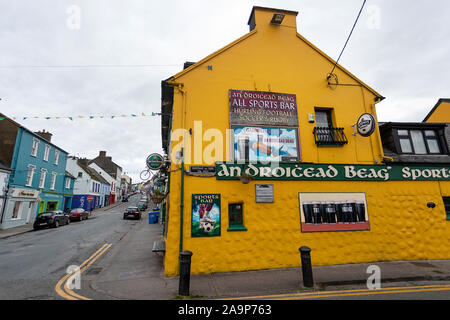 Bâtiments colorés, cafés, pubs, boutiques en ville côtière de Dingle, Kerry, Irlande Banque D'Images