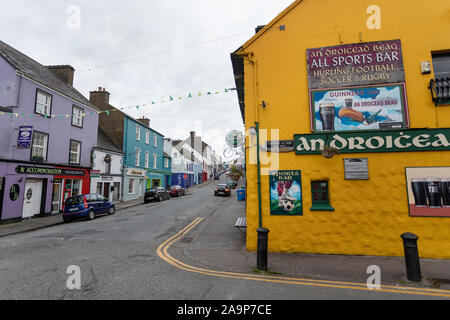 Bâtiments colorés, cafés, pubs, boutiques en ville côtière de Dingle, Kerry, Irlande Banque D'Images