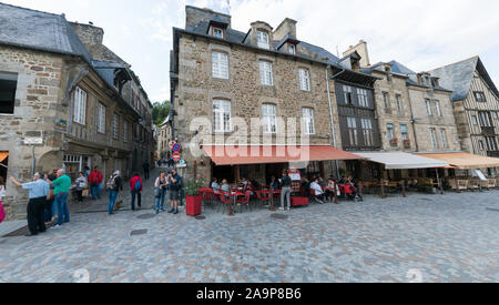 Dinan, Côtes-d-Armor / France - 19 août 2019 : les touristes aiment visiter la vieille ville de Dinan en Bretagne et les repas au restaurant dans les restaurants Banque D'Images