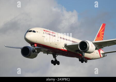 Boeing 787-8 Dreamliner d'Air India VT-ANT au départ de l'aéroport Heathrow de Londres, UK Banque D'Images