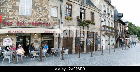 Dinan, Côtes-d-Armor / France - 19 août 2019 : les touristes aiment visiter la vieille ville de Dinan en Bretagne et les repas au restaurant dans les restaurants Banque D'Images