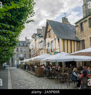 Dinan, Côtes-d-Armor / France - 19 août 2019 : les touristes aiment visiter la vieille ville de Dinan en Bretagne et les repas au restaurant dans les restaurants Banque D'Images