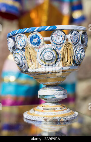 Le Bélarus, la ville de Gomel, 14 septembre 2019. Maison de vacances écologiques.Vase de papier. Produits à partir de déchets. Concept de recyclage des déchets écologique Banque D'Images