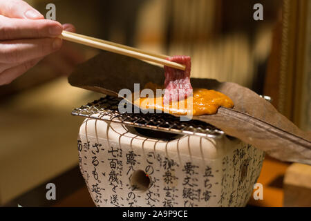 Boeuf wagyu grillé sauce miso et sur une feuille sur un petit poêle à charbon Banque D'Images