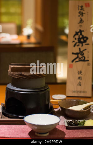 Boeuf wagyu grillé sauce miso et sur une feuille sur un petit poêle à charbon Banque D'Images