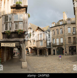 Dinan, Côtes-d-Armor / France - 19 août 2019 : Centre ville historique de Dinan en Bretagne médiévale avec des maisons à colombages Banque D'Images