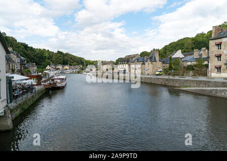 Dinan, Côtes-d-Armor / France - 19 août 2019 - vue sur le viaduc et le port de Dinan Banque D'Images