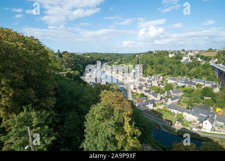 Dinan, Côtes-d-Armor / France - 19 août 2019 - vue sur le viaduc et le port de Dinan Banque D'Images