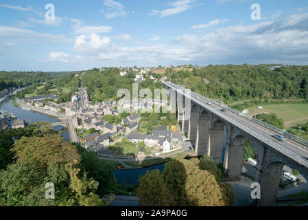 Dinan, Côtes-d-Armor / France - 19 août 2019 - vue sur le viaduc et le port de Dinan Banque D'Images