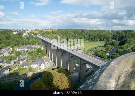 Dinan, Côtes-d-Armor / France - 19 août 2019 - vue sur le viaduc et le port de Dinan Banque D'Images