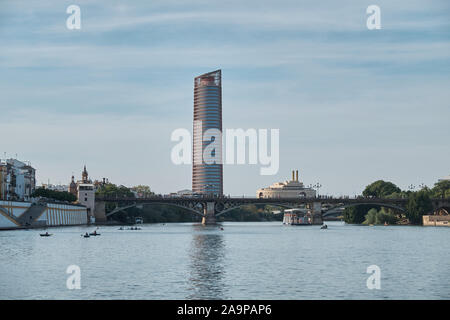 Torre Sevilla et Puente de Triana, Séville, Espagne. Banque D'Images