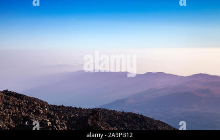 Lever du soleil sur le Teide, la plus haute montagne d'Espagne et du bassin de l'Atlantique, vue nord-est, la montagne Anaga crest avec cloudfall itd est visible en ce qui concerne distanc Banque D'Images