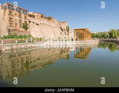 La ville principale de l'ethnie ouïghoure, et un arrêt important le long de la route de la soie, Kashgar affiche une superbe vieille ville, entourée de murailles massives Banque D'Images