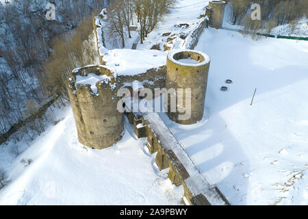 Vue du haut de la porte des tours de la forteresse médiévale sur un Koporskaya février jour (prise de vue d'un quadrocopter). Leningrad region, Russie Banque D'Images