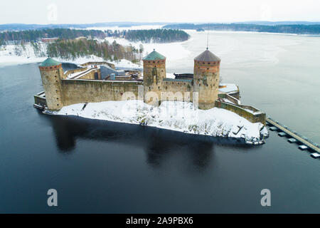 Vue sur la forteresse médiévale Olavinlinna sur le lac Saimaa sur un ciel nuageux jour Mars (Photographie aérienne). Savonlinna, Finlande Banque D'Images