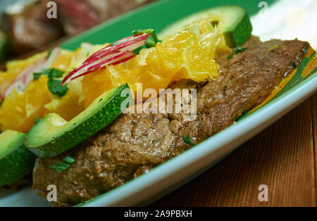 Carne asada avec Orange Salsa, la jupe des steaks mariner dans un mélange de piments, aromatiques, et l'huile d'olive. Banque D'Images