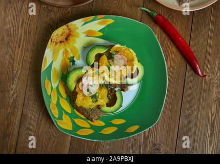 Carne asada avec Orange Salsa, la jupe des steaks mariner dans un mélange de piments, aromatiques, et l'huile d'olive. Banque D'Images