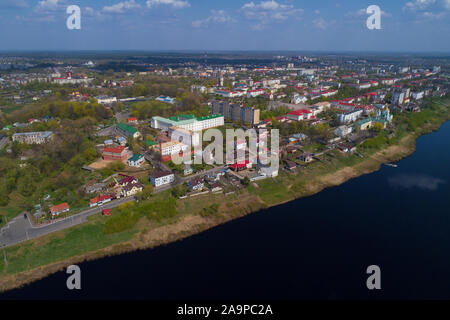 Modern Polotsk de la hauteur du vol d'oiseau ensoleillé avril jour (photographie aérienne). Biélorussie Banque D'Images