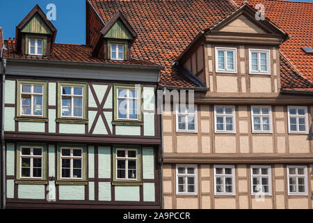Vue avant de la façade d'une maison à colombages traditionnelle. Un exemple de Fachwerk dans la ville médiévale de Quedlinburg, Saxe-Anhalt, Allemagne. Banque D'Images
