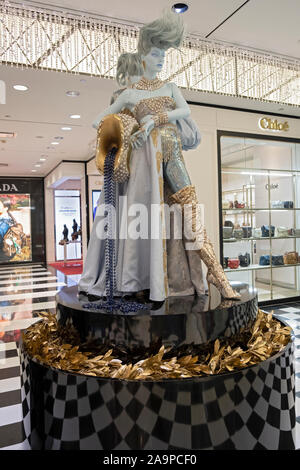 Une statue représentant ornementé Verseau dans le rez-de-chaussée hall d'entrée de Bloomingdale's department store Lexington Avenue à Manhattan, New York. Banque D'Images