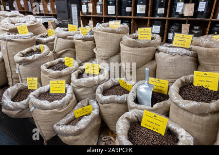 Sacs de jute de grains de café pour la vente par le livre à l'intérieur de PORTO RICO de l'importation, un thé & café store sur Bleeker Street à Greenwich Village, à Manhattan. Banque D'Images