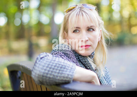 Quarante ans dans le parc sur la rue. Portrait de l'homme d'âge moyen Banque D'Images