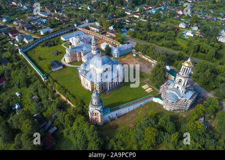 Vue de dessus de l'ancien monastère Borisoglebsky sur une journée de juillet. Torjok, Russie Banque D'Images