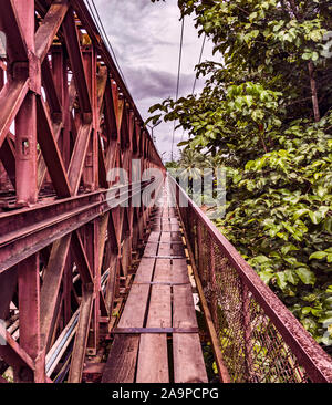 Le vieux pont sur le Mékong dans la ville de Luang Prabang, classée au patrimoine mondial de l'UNESCO, au Laos. Format vertical Banque D'Images