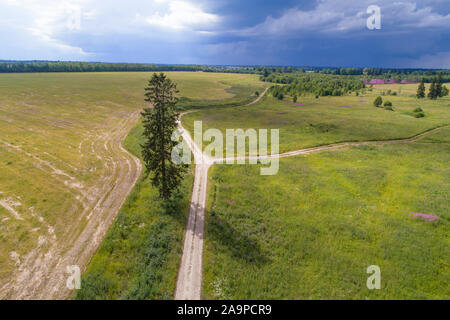 Route de campagne et le paysage juillet avant un orage (Photographie aérienne). Leningrad region, Russie Banque D'Images