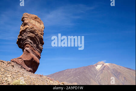 Tenerife, formations rocheuses marquant l'ancien sommet de l'île Roques Garcia, Roque Cinchado emblématiques de la gauche, Teide en arrière-plan, matin Banque D'Images