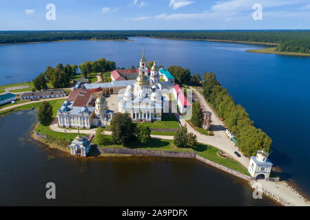 Nilo-Stolobenskaya pustyn sur l'arrière-plan de Seliger Lac sur une journée ensoleillée d'août (Photographie aérienne). Région de Tver, Russie Banque D'Images