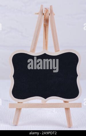 Chalk board vierge maquette stand on white background mur de brique. La signalisation de la rue vide ou un tableau noir avec cadre en bois, modèle exemplaire de l'espace, un minimum de conc Banque D'Images