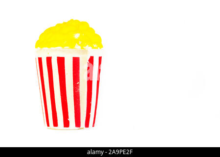 Verre lumineux jouet avec rayures jaune maïs soufflé. La culture américaine concept.Popcorn dans une case rouge-blanc Banque D'Images