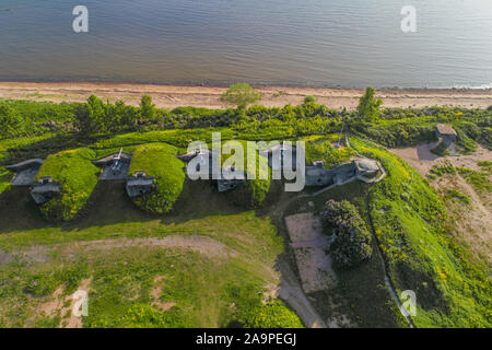 KRONSTADT, RUSSIE - 03 juin 2019 : Vue de dessus de l'ancienne batterie d'artillerie "emidovskaya' juin ensoleillé jour (Photographie aérienne) Banque D'Images