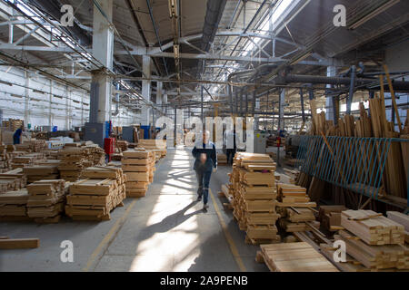 Le Bélarus, la ville de Gomil le 29 avril 2019. Usine de transformation du bois.L'industrie de transformation du bois. Atelier de meubles Banque D'Images